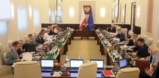 Członkowie Rady Ministrów przed posiedzeniem rządu w KPRM w Warszawie.