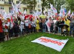 "Czerwona kartka dla minister Zalewskiej". Protest nauczycieli i związkowców Solidarności przed ministerstwem edukacji