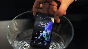 Wodoodporny smartfon Eluga Panasonica. Tutaj moczony w wodzie.